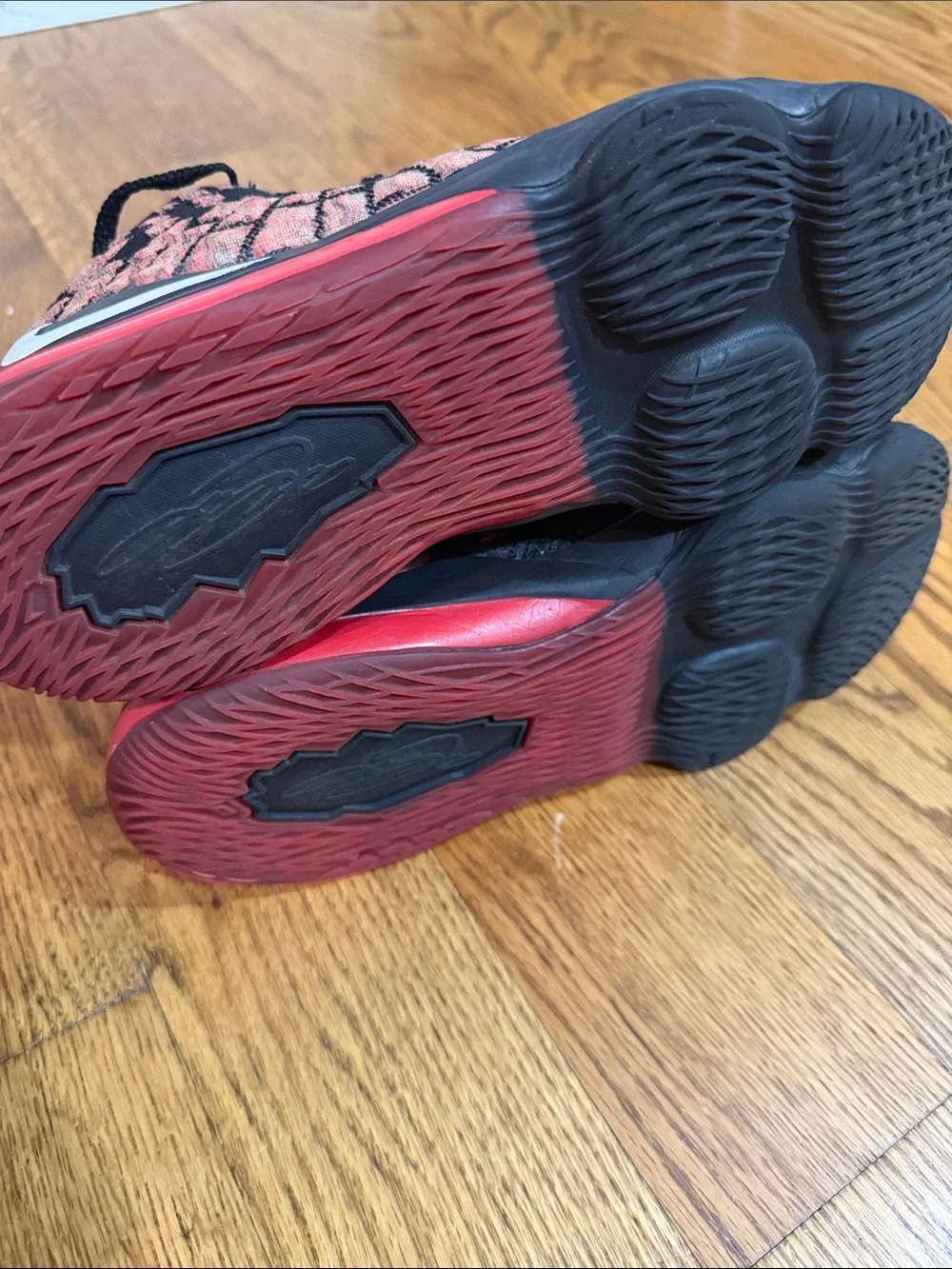 Nike Lebron 17 XVII GS 'Infrared VI' Black Red Basketball Sneakers. Size 3Y.